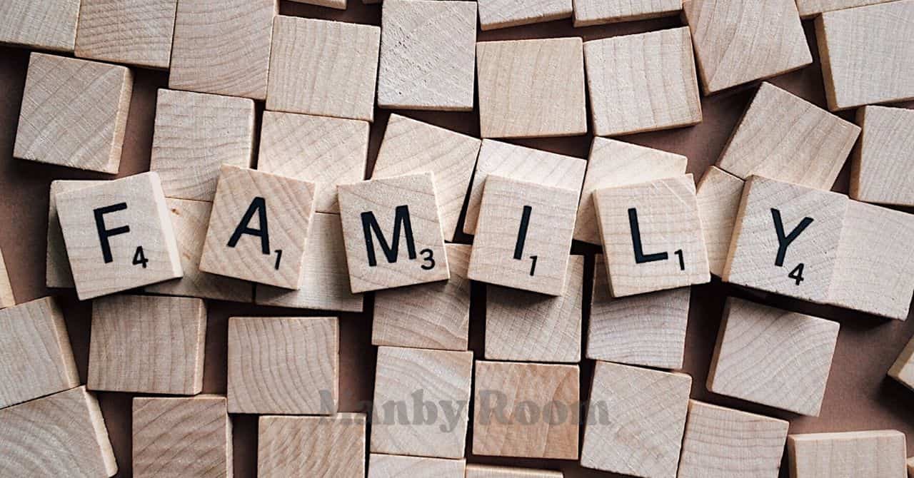 木製ブロックでつづられた「FAMILY」の文字