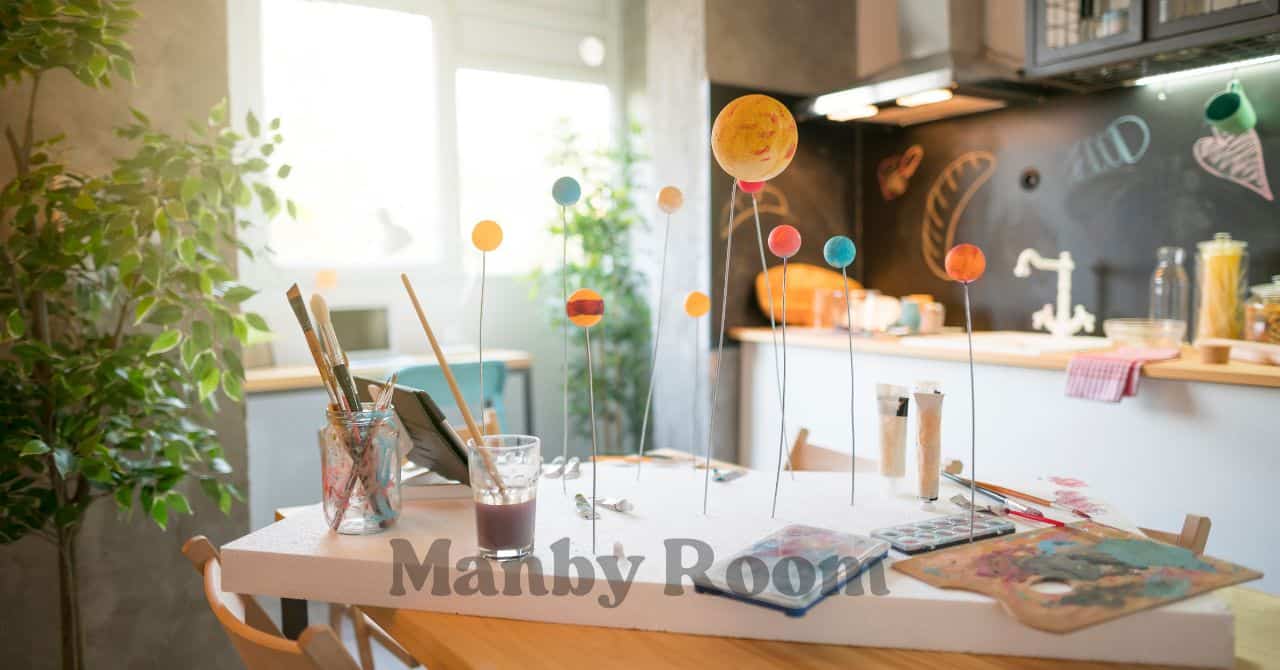 自宅のキッチンで作られた太陽系の立体モデルと絵の具道具
