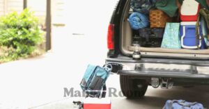キャンプ道具を満載に詰め込んだ車の後部と出発準備の様子 