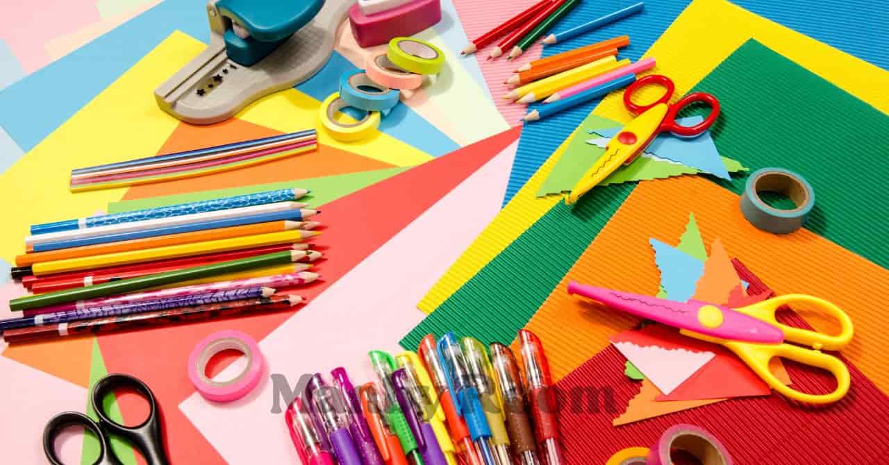 色とりどりの画用紙やハサミ、色鉛筆などの工作道具が並んだテーブル。子どもと一緒に楽しむ工作チャレンジの様子をイメージ。