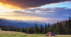 雄大な山々と夕焼け空のもとに立つテント、家族キャンプの締めくくりにふさわしい風景