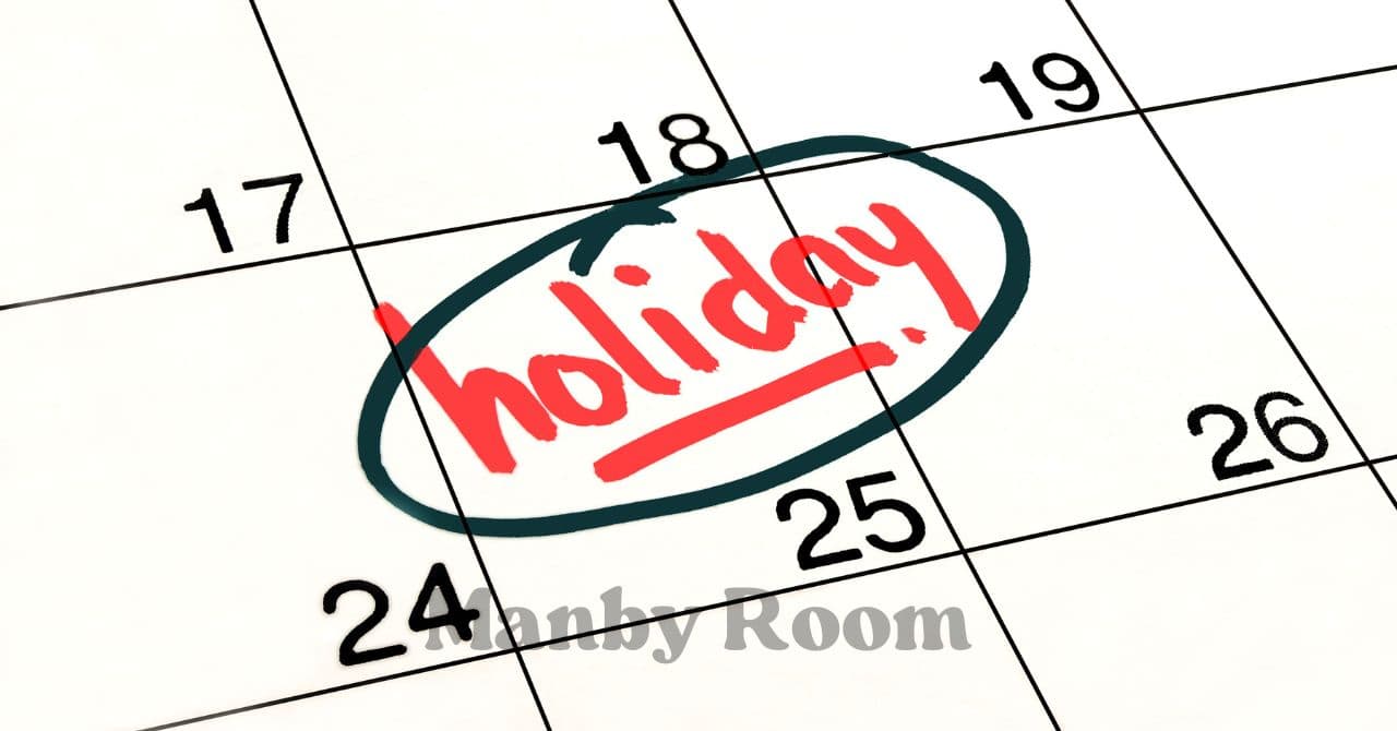 カレンダーに「holiday」と手書きされた予定が記された様子。休日の計画を連想させる。