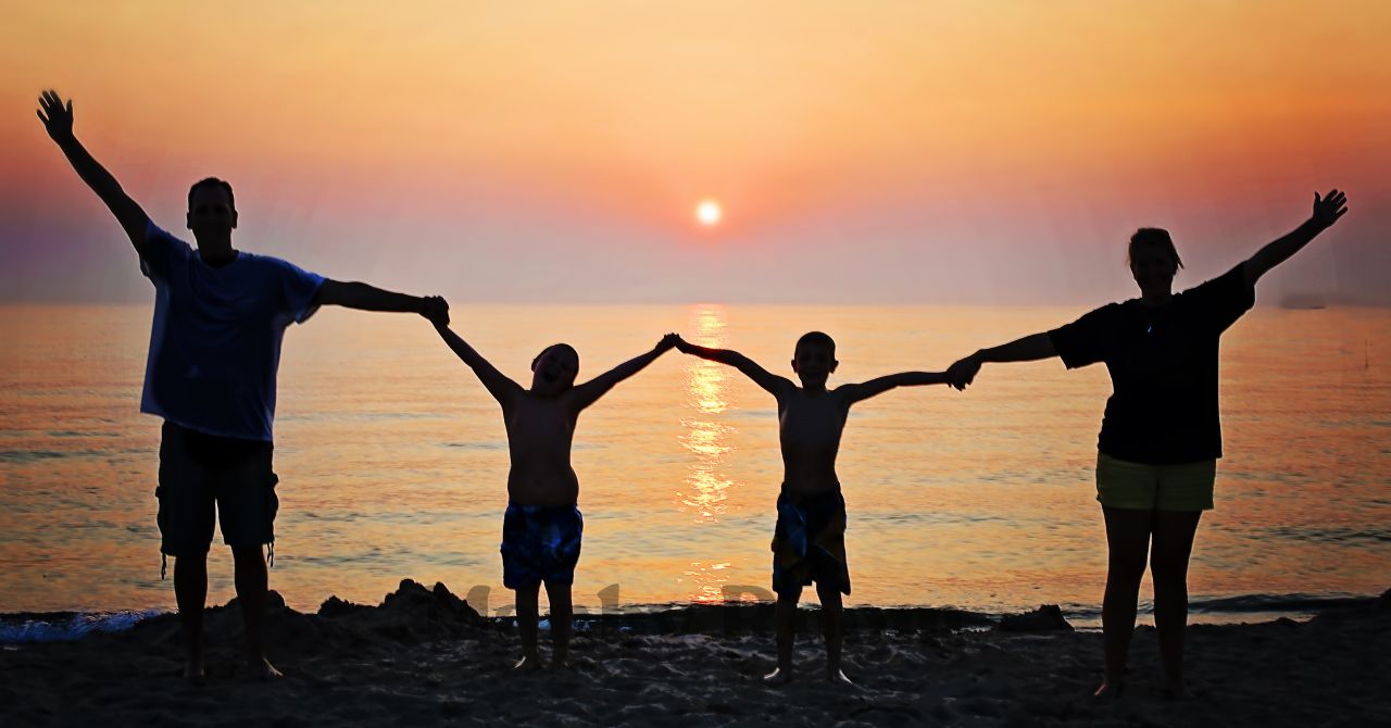 季節を問わず家族が笑顔で楽しめる休日をイメージした夕日の写真