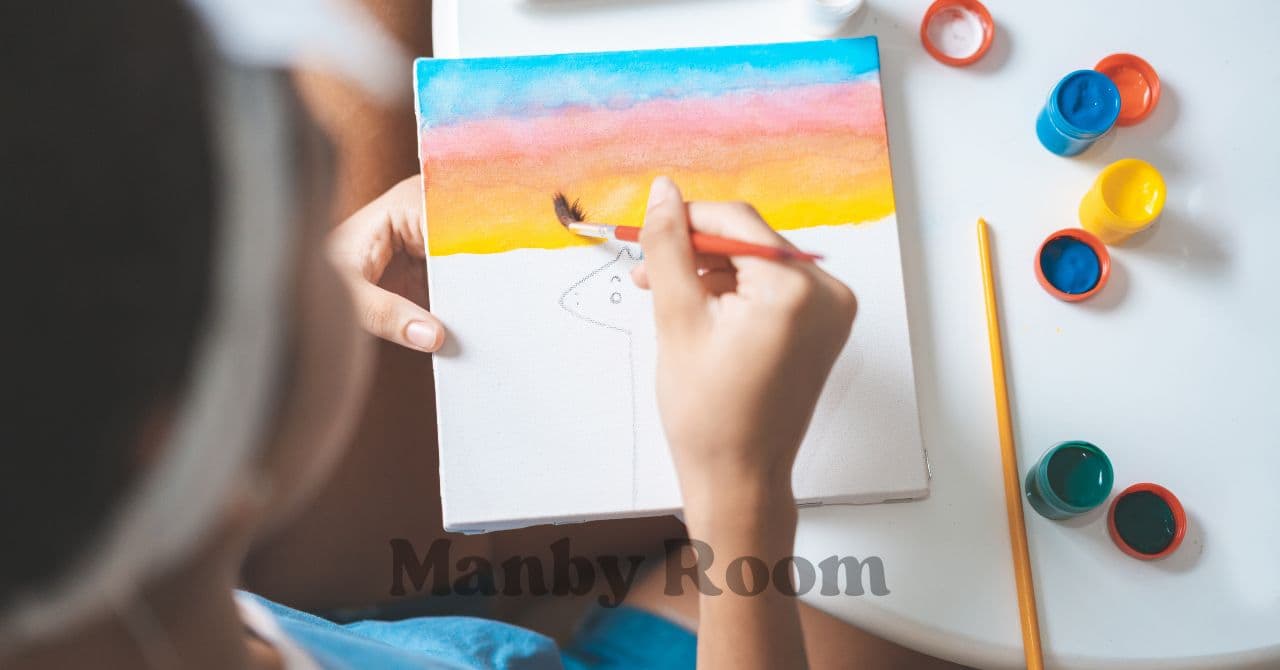 カラフルな絵の具を使ってキャンバスに風景を描く子どもの手元。創作意欲を刺激するおうちアートの様子。