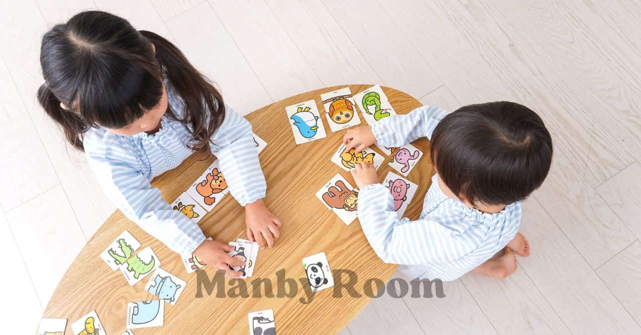 室内でカード遊びを楽しむ幼児たちの様子
