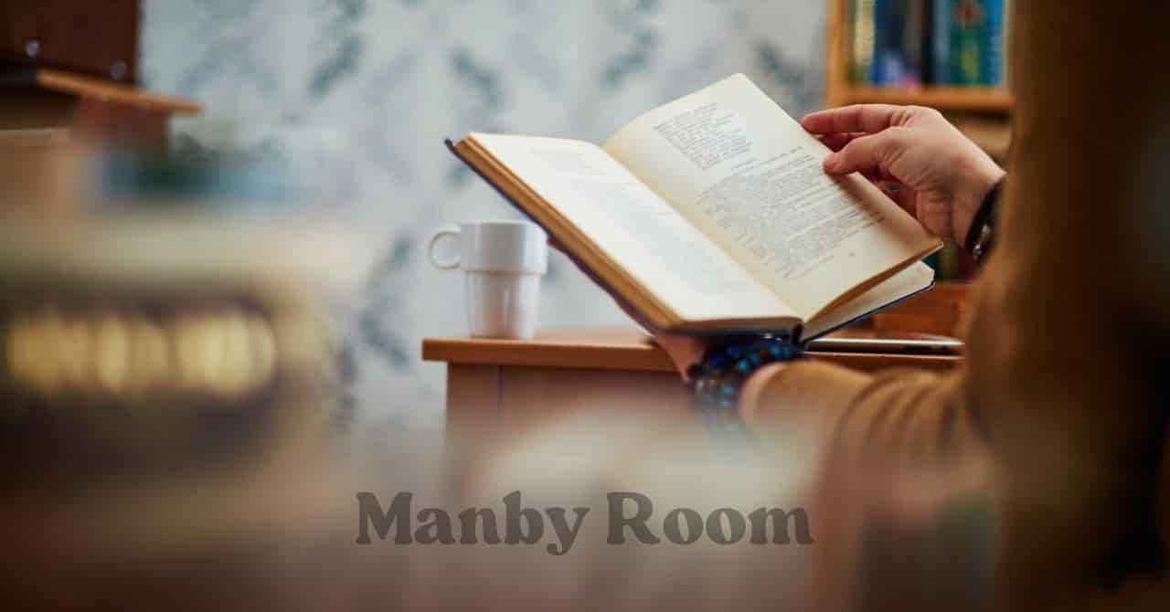 静かな部屋で本を読む人の手元と白いマグカップ