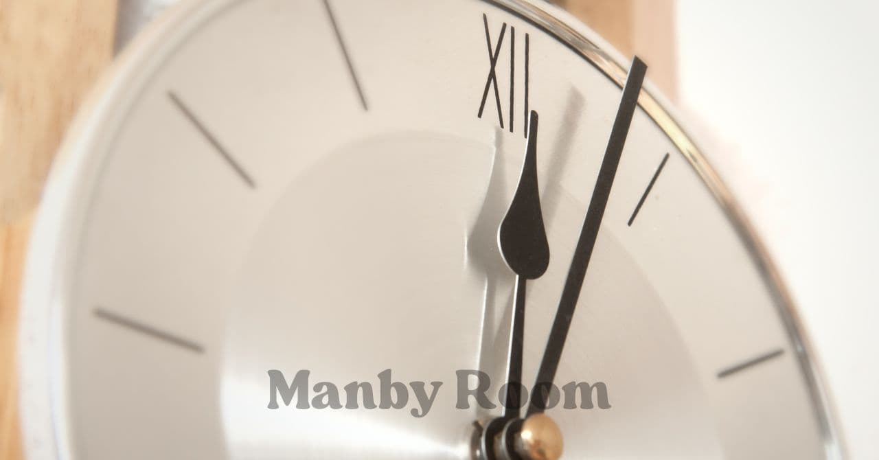 12時を指すアナログ時計のクローズアップ。午後のアクティビティ開始を連想させるイメージ
