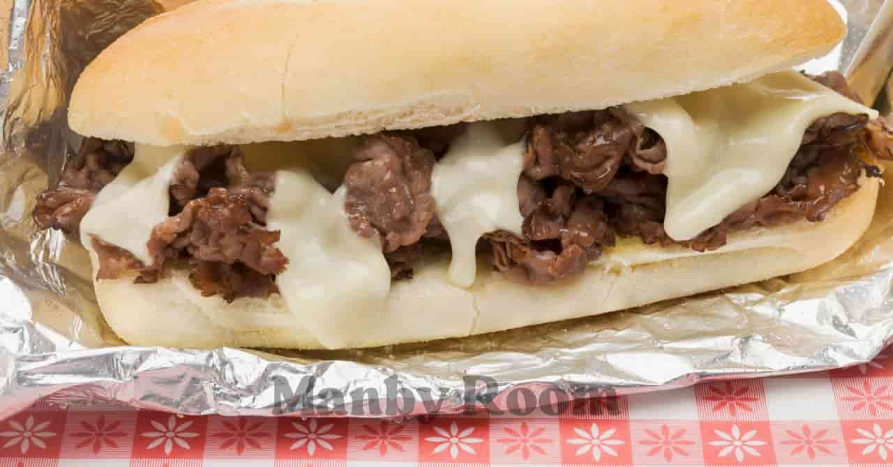 とろけるチーズと薄切りビーフがたっぷり入ったホットサンド風サブロールサンド