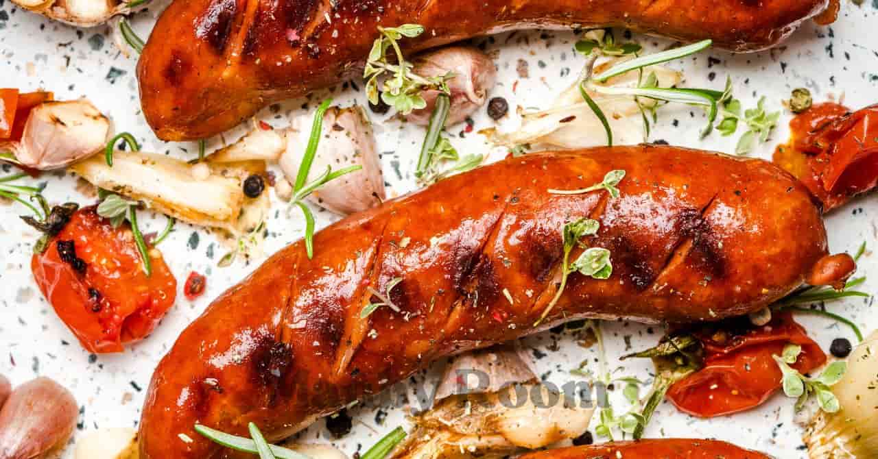 アルミホイルで焼いた香草ウインナーとトマト、にんにく、ハーブの盛り付け