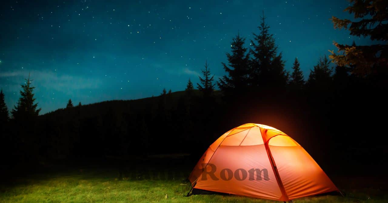 星空の下、暗闇にぽつんと浮かぶオレンジ色のテント。夜のキャンプを安心して過ごすための照明の重要性を伝えるイメージ。
