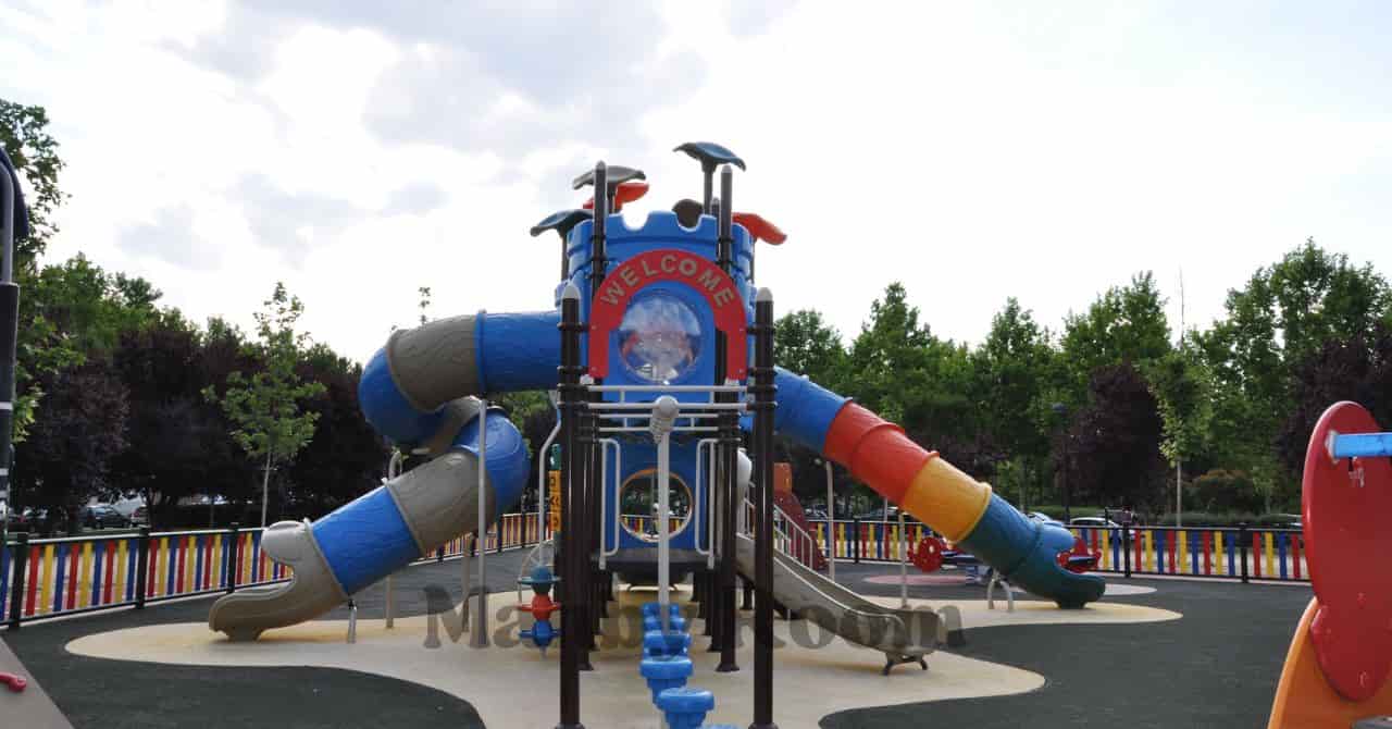 カラフルなすべり台と大型遊具がある公園の風景。子どもが楽しく遊べる環境の一例。