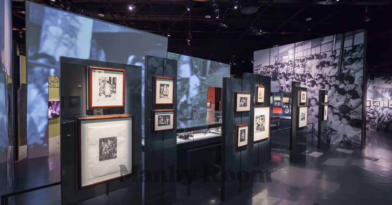 文化センターの展示スペースに並ぶモノクロ作品とアートパネル。落ち着いた照明の中で静かに鑑賞できる空間 
