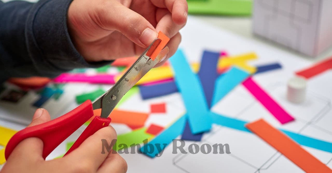 色とりどりの紙をハサミで切るDIY工作中の子どもの手元 