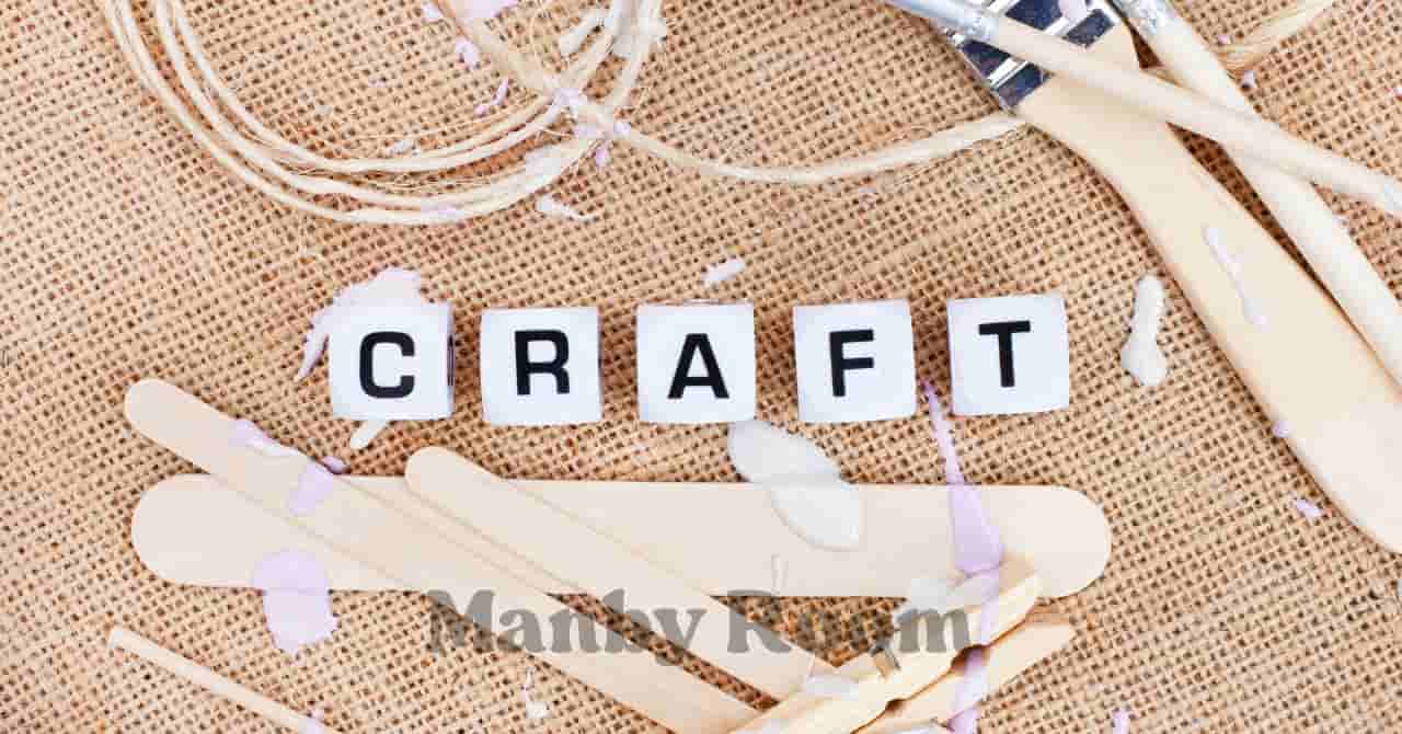 クラフト用の道具と「CRAFT」の文字が並ぶ作業準備のイメージ写真 