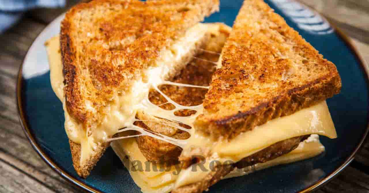 チーズがとろけるホットサンド風のキャンプ飯が皿に盛られた様子