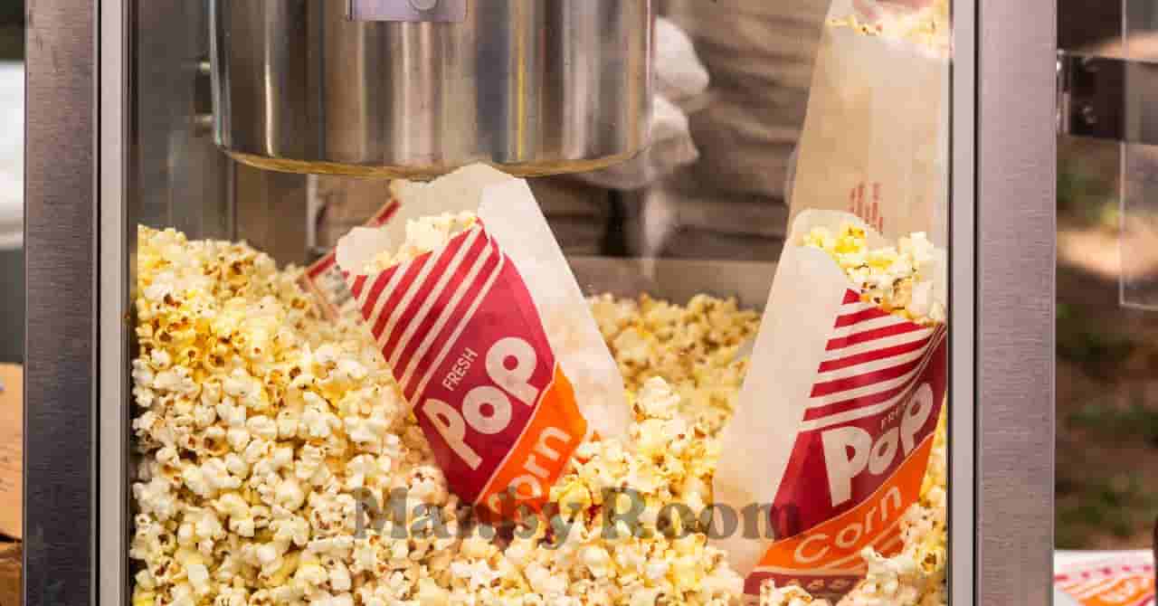 ポップコーンマシンに詰められた紙袋入りのポップコーンと、3,000円以内で楽しめる家族の日帰りプランを連想させるイメージ
