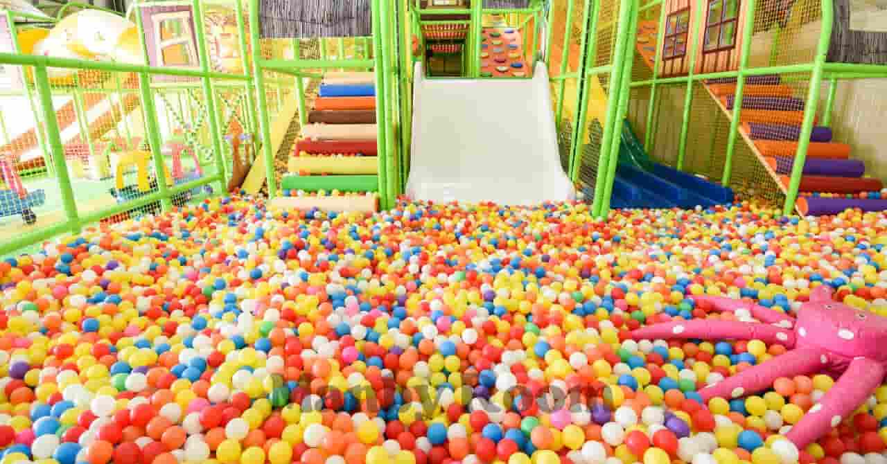 カラフルなボールプールとすべり台がある屋内遊具施設、1万円以内で楽しめる家族のおでかけをイメージした写真
