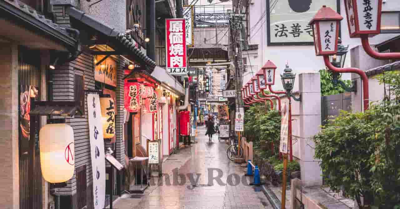 レトロな雰囲気の飲食店が並ぶ日本の路地裏商店街、家族での町歩き体験をイメージした日帰り旅の写真
