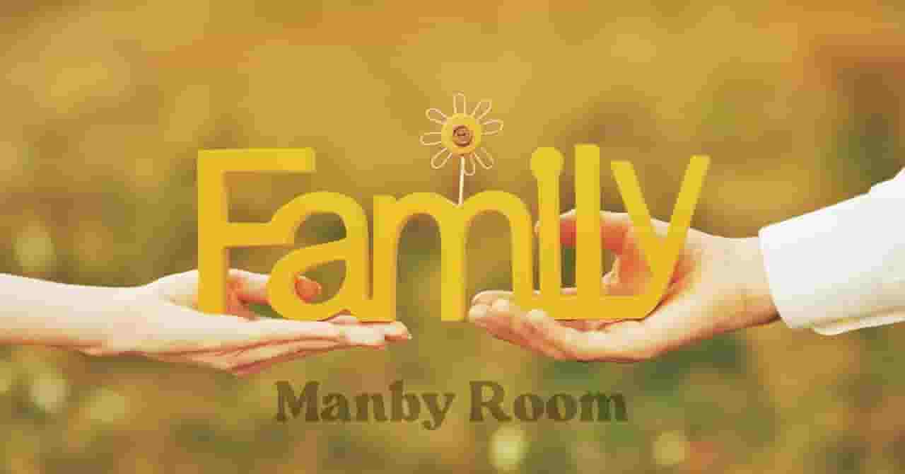 「Family」の文字を両手で支えるシーン。親と子が向き合って過ごす“1対1”の時間の大切さを象徴するやさしいイメージ。 