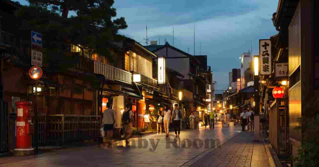 夕暮れ時の風情ある街並みを歩く人々の様子、旅の終わりやまとめをイメージさせる落ち着いた風景
