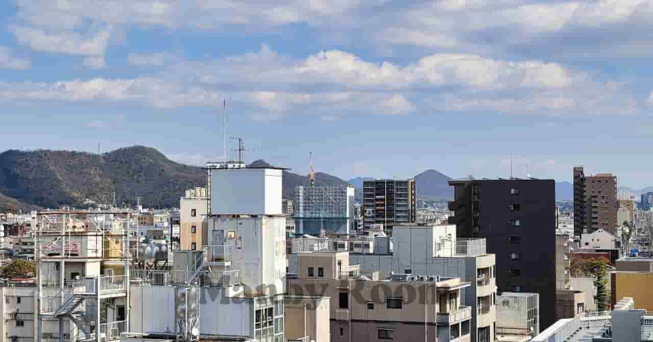 山並みを背景にした中部地方の都市景観。北海道・東北・中部エリアのおでかけイメージ 