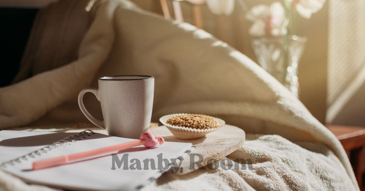 ブランケットの上に置かれたコーヒーカップとノート、朝の日差しに包まれるリラックス空間
