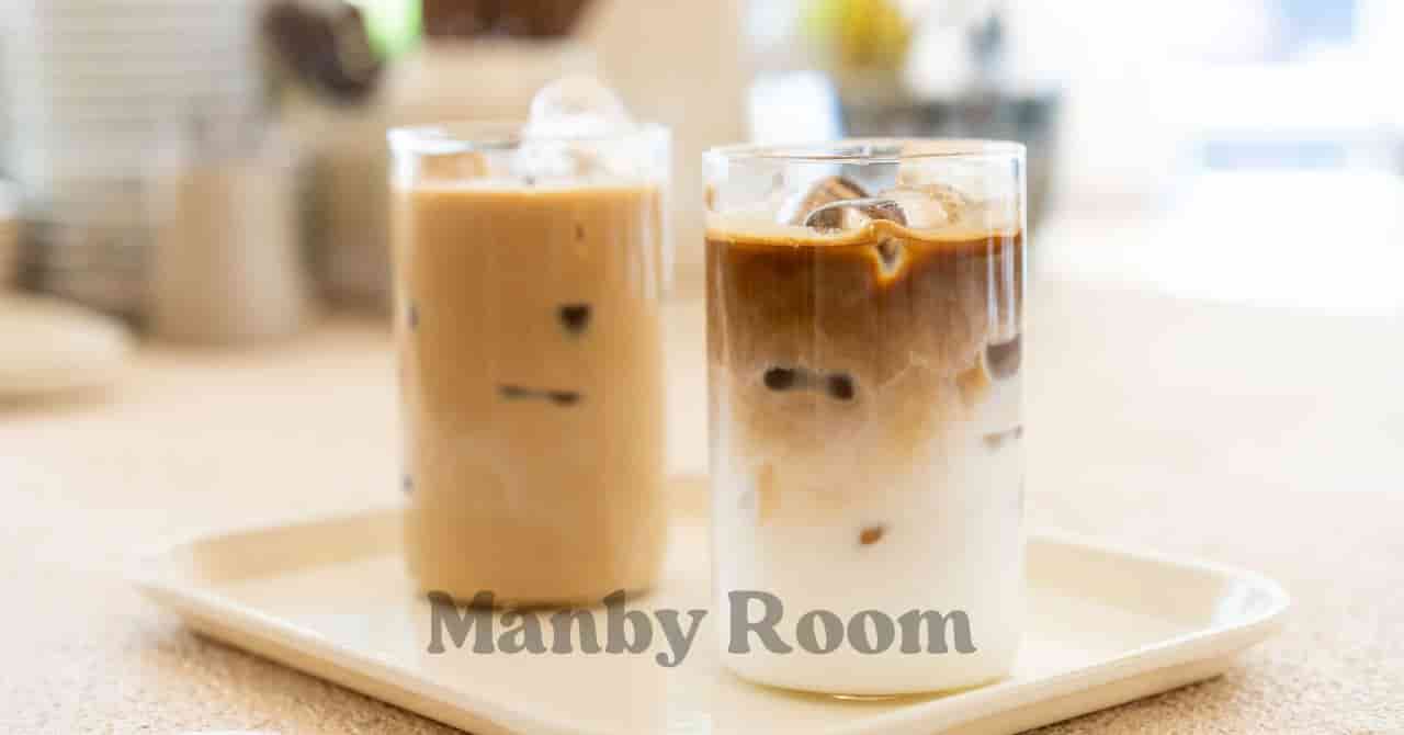 グラスに注がれた2種類のアイスカフェラテが並ぶ、爽やかなカフェ風のイメージ
