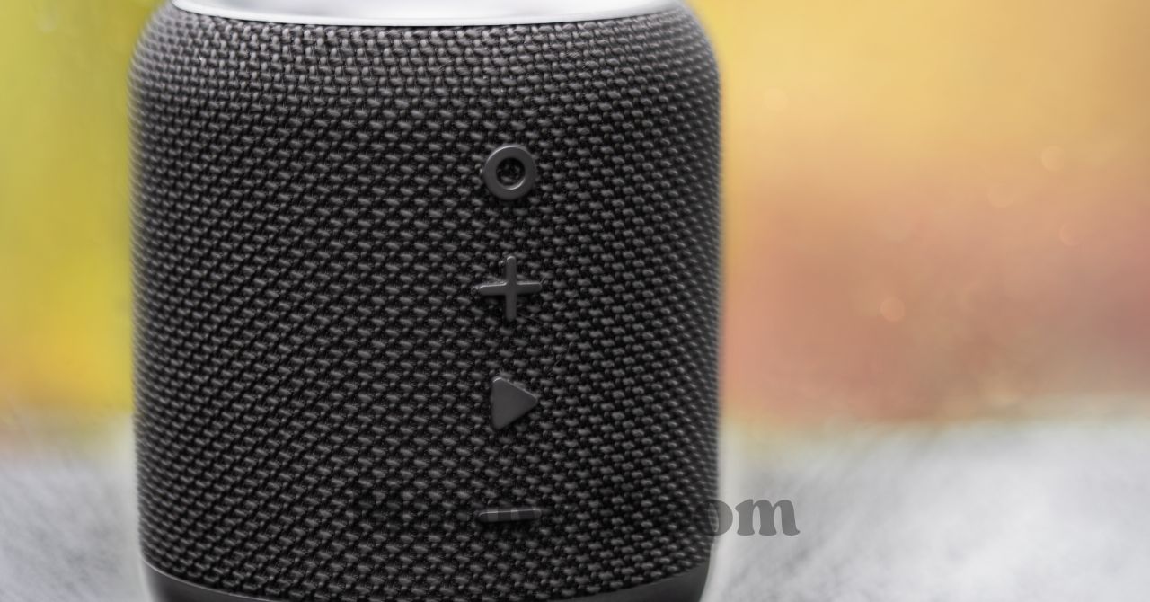 おうち映画館を楽しむためのBluetoothスピーカーの接写画像
