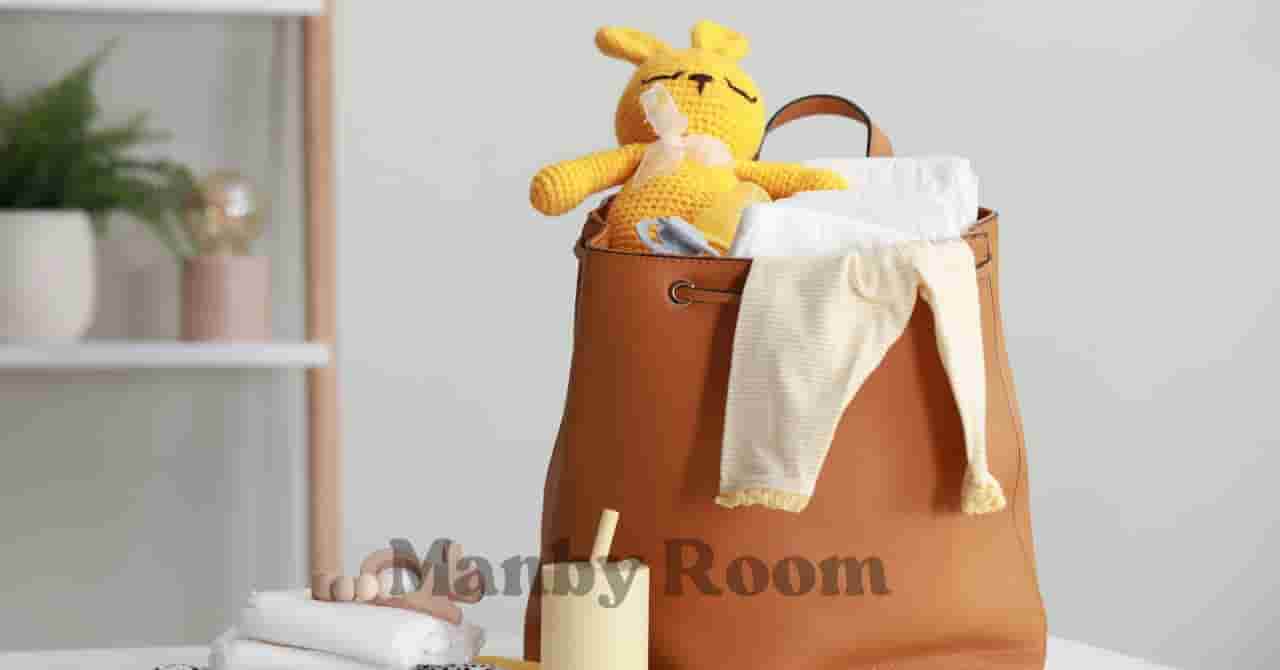 子ども用品が詰まった茶色のバッグとぬいぐるみ、お出かけ準備のイメージ
