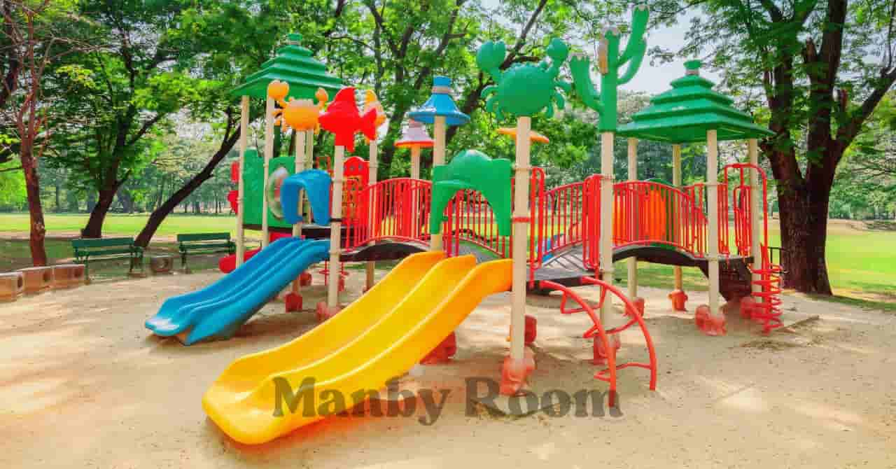 カラフルな滑り台や遊具が並ぶ公園の遊び場エリア