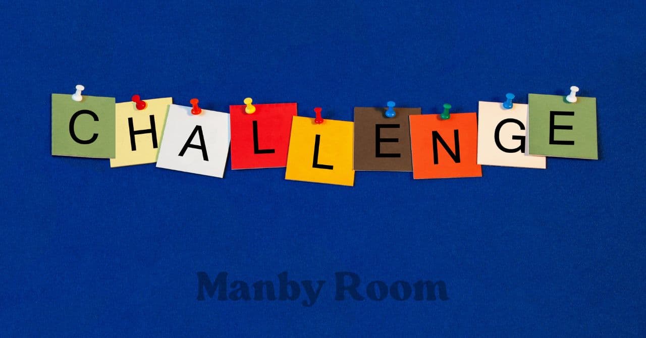 カラフルなカードに文字が並ぶ「CHALLENGE」の文字イメージとManby Roomのロゴ
