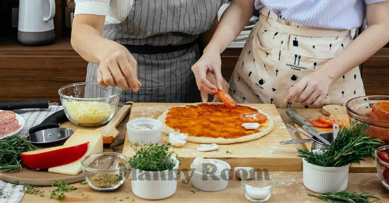 親子でピザを作りながらトッピングに迷っている様子