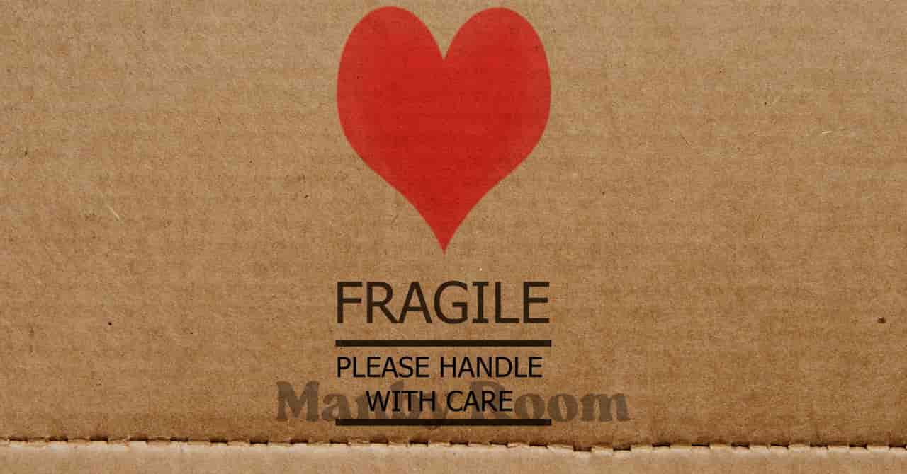 段ボールに描かれた赤いハートマークと「FRAGILE」の英字メッセージが印象的なデザイン
